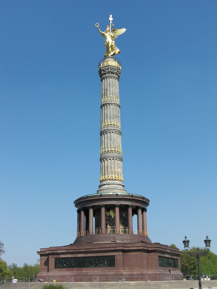 Victory Column is one of the highlights you will see during your walking tour through Tiegarten Park