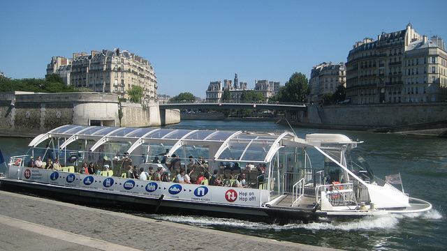 A Paris Batobus departing for its next stop along River Seine