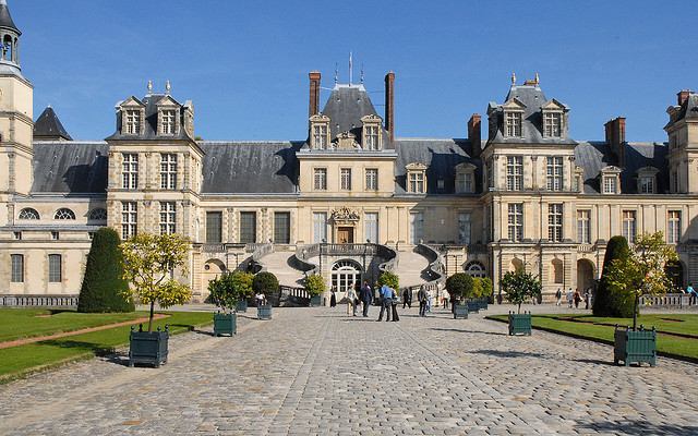 An impressive courtyard and entrance welcomes visitors to the Château de Fontainebleau
