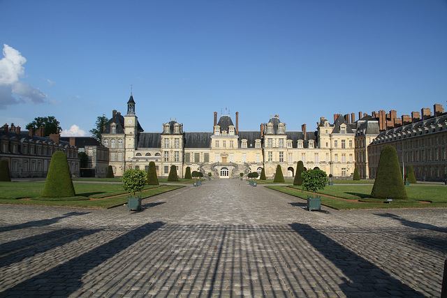 Formal garden leading up to Château de Fontainebleau