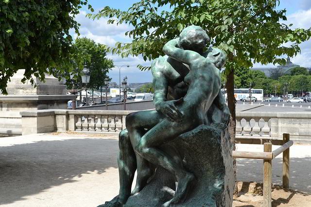 Sculpture of an embracing couple by Rodin outside the Musée de l'Orangerie