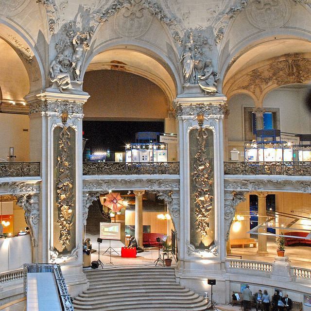 The impressive Grand Hall invites visitors to Palais de la Decouverte