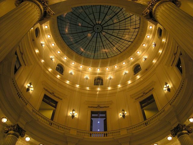 Looking up at the centre dome in the Centro Cultural Banco do Brasil