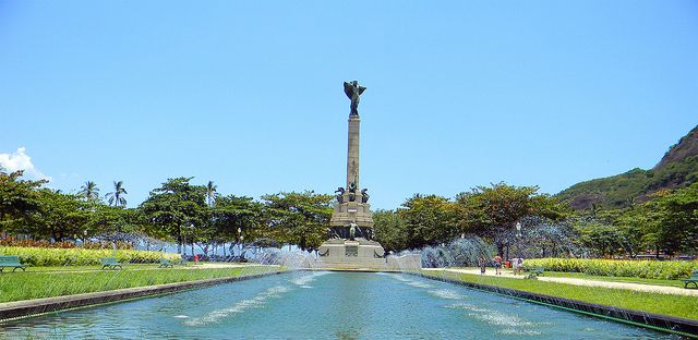 Water feature and monument at Praca General Tiburcio