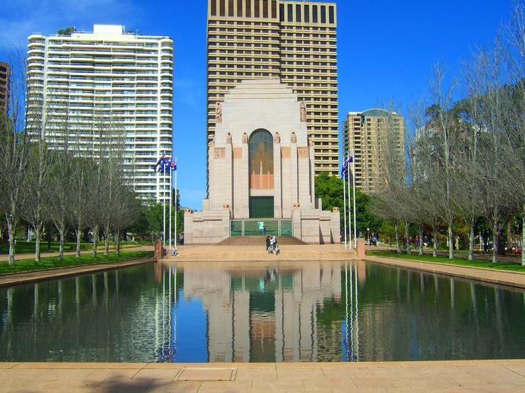 Hyde Park's Anzac War Memorial overlooking the Lake of Reflections