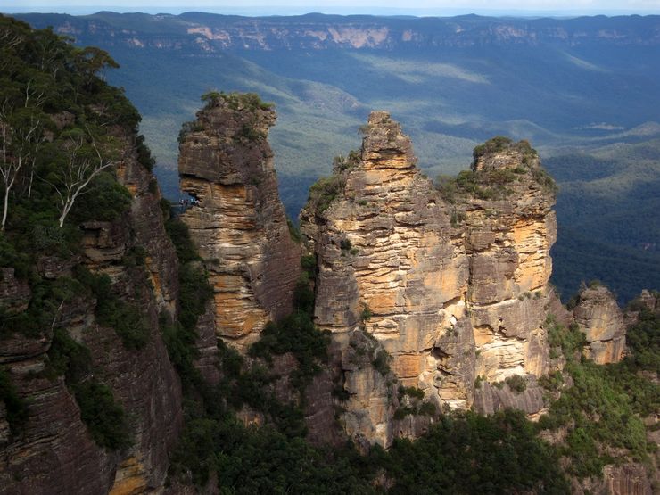 View of the Three Sisters rock formation in Katoomba