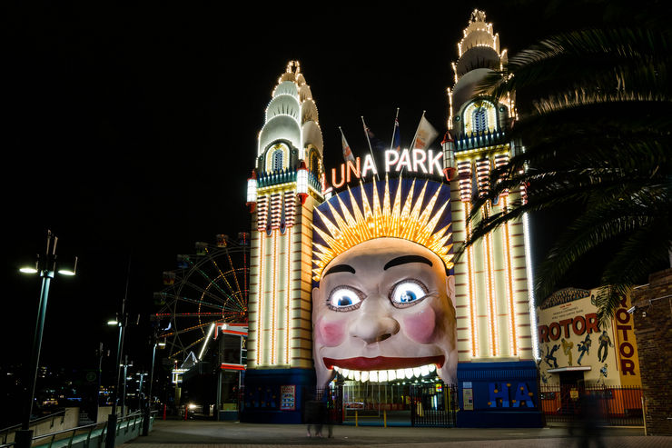 Entrance to Luna Park at night