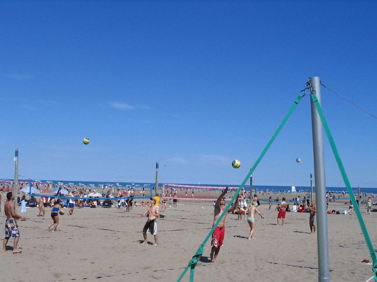 Ashbridges Bay Beach Volleyball Leagues enjoying some summer fun