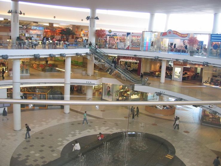 Central court and dancing waters fountain in Aberdeen Centre