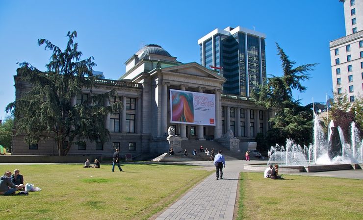 Vancouver Art Gallery and Centennial Fountain