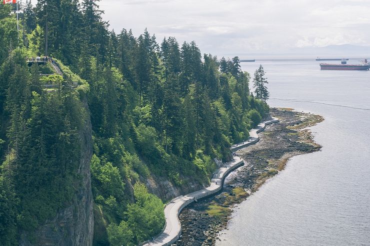 A view from above of the famous seawall surrounding Stanley Park