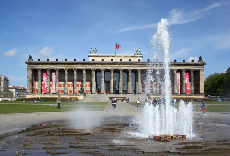 Facada of the Altes Museum from Lustgarten