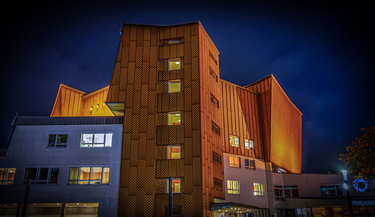 Berliner Philharmonie concert hall at night