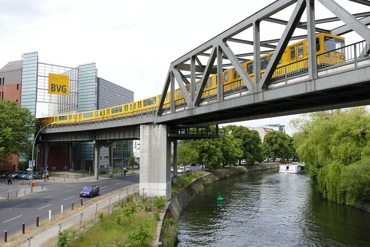 Berlin U-Bahn crossing the River Spree