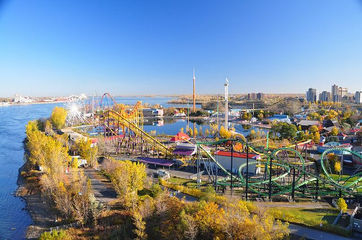 en översikt över La Ronde amusement park och dess många berg-och dalbanor