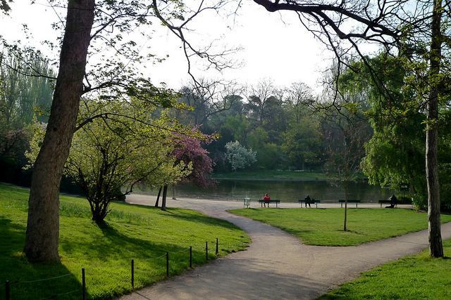 Pathways by Lake Saint-Mande in Bois de Vincennes