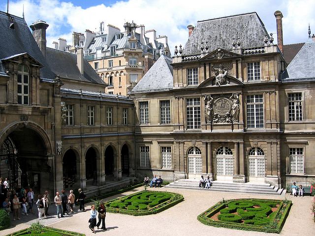 Musée Carnavalet opened in Hotel Carnavalet in 1880 