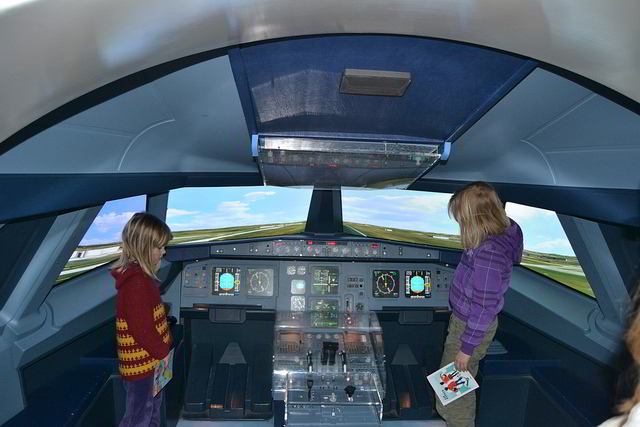 Airbus cockpit simulation at Musée de l'Air et de l'Espace