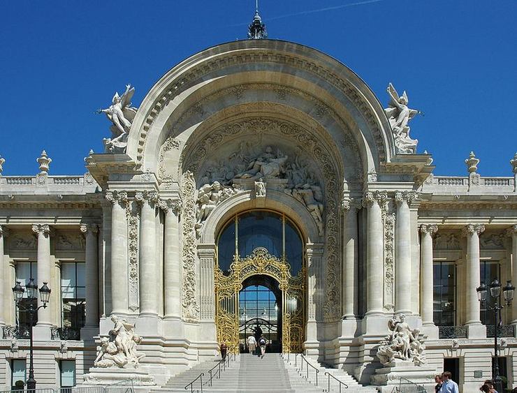 An impressive facade welcomes visitors to Musée des Beaux-Arts in the Petit Palais (Small Palace)