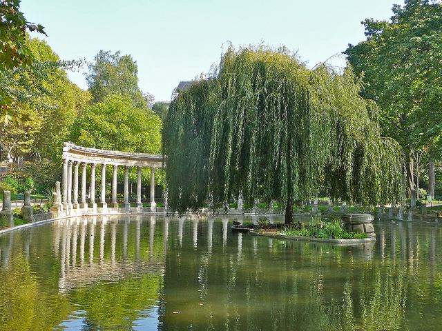 Water feature and pond in Parc Monceau