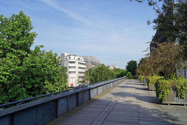 Portion of the elevated walkway along the Promenade Plantee