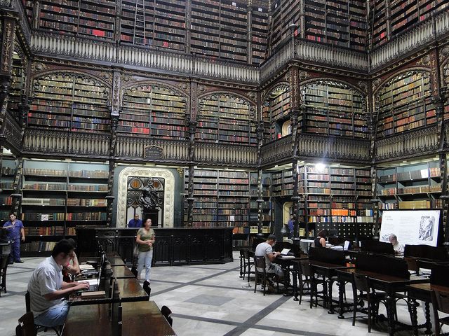 Library inside the Real Gabinete Português de Leitura