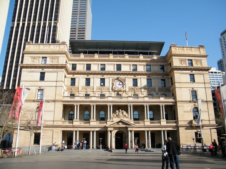 Square and facade of Customs House