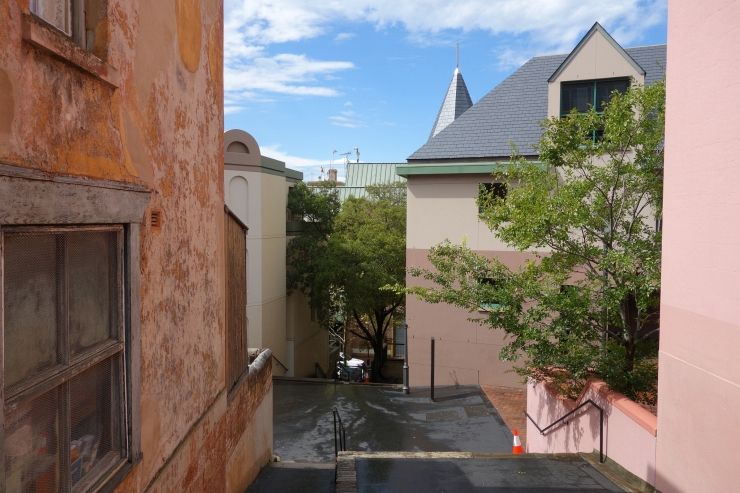 One of many narrow alleys that squeeze between the old buildings in The Rocks