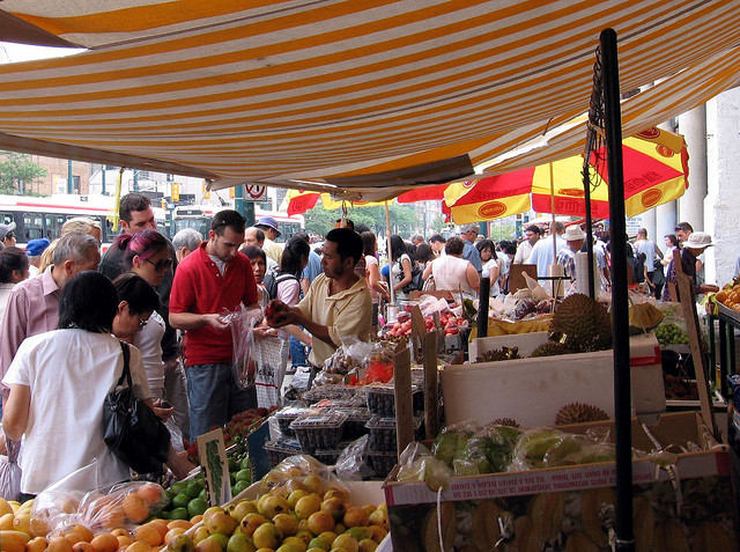 Busy Chinese Market on Spadina Street