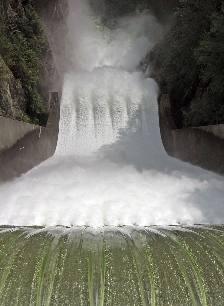 Breathtaking look over the edge of Cleveland Dam 